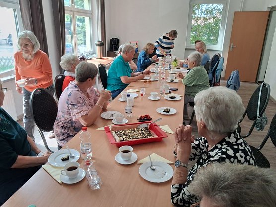 Bei Kaffee und Kuchen klang der Nachmittag aus.  (Foto: Gudrun Dittrich)