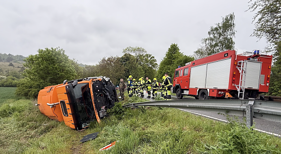 Eines der beiden Unfallfahrzeuge im Stra&szlig;engraben (Foto: S. Dietzel)