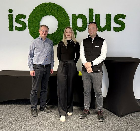 ario Melle (links) und Annica G&ouml;ldner (Mitte) IHK Erfurt, Florian Richter (rechts) ISOPLUS (Foto: Isoplus)