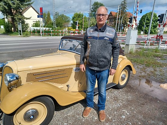 Joachim Mäder mit seinem BMW 319. (Foto: Hubert Rein) Joachim Mäder mit seinem BMW 319. (Foto: Hubert Rein)