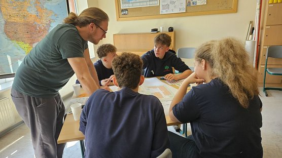Erik Daber mit Schülern der Klassen 10 und 11. (Foto: IBKM ) Erik Daber mit Schülern der Klassen 10 und 11. (Foto: IBKM )