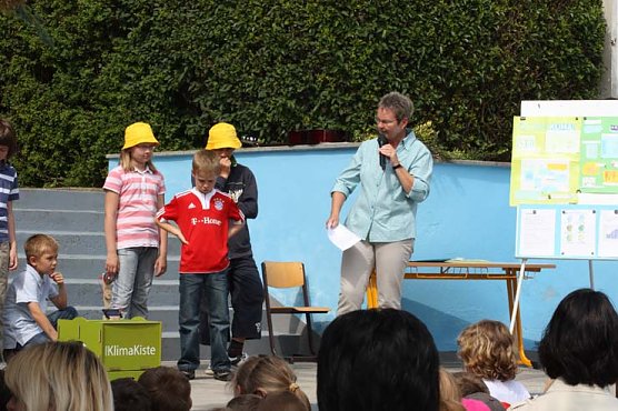 &Uuml;bergabe KlimaKiste (Foto: Grundschule Wiehe)