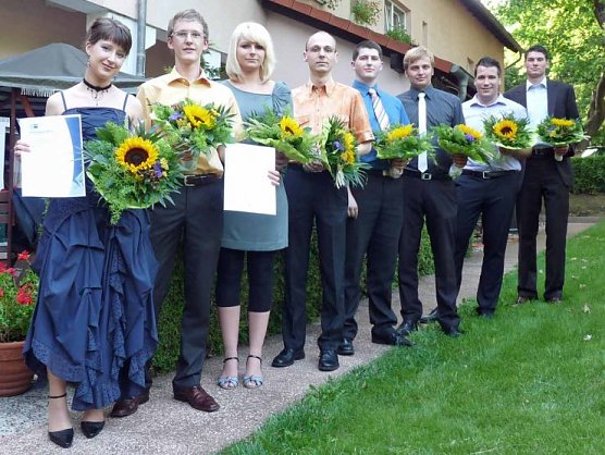 Auszubildende gewürdigt (Foto: Karl-Heinz Herrmann) Auszubildende gewürdigt (Foto: Karl-Heinz Herrmann)