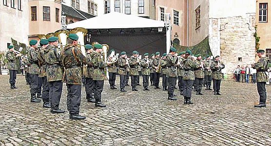 Platzkonzert im Schlosshof (Foto: Karl-Heinz Herrmann)