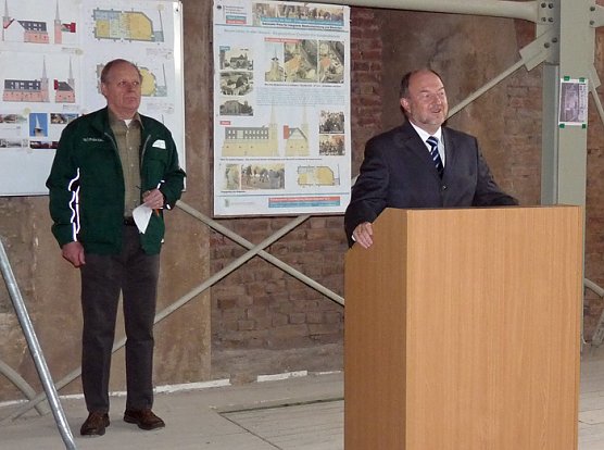 Offene Tür Cruciskirche (Foto: Karl-Heinz Herrmann) Offene Tür Cruciskirche (Foto: Karl-Heinz Herrmann)