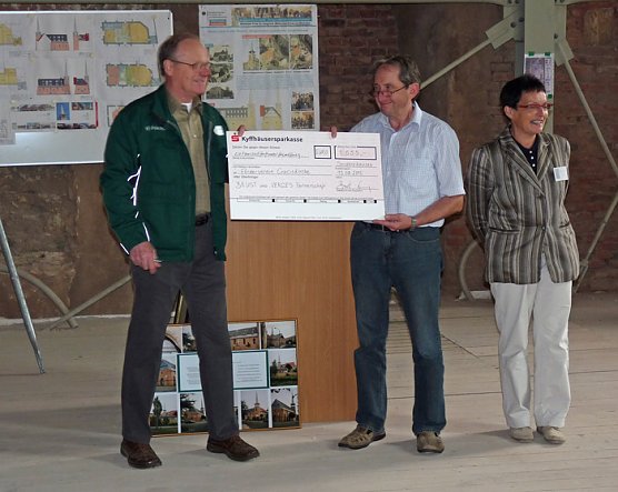 Offene Tür Cruciskirche (Foto: Karl-Heinz Herrmann) Offene Tür Cruciskirche (Foto: Karl-Heinz Herrmann)