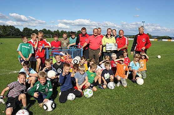Unterstützung Jugendprojekt (Foto: Rot-Weiß Wiehe) Unterstützung Jugendprojekt (Foto: Rot-Weiß Wiehe)