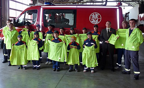 &Uuml;bergabe von Allwetterjacken (Foto: Karl-Heinz Herrmann)