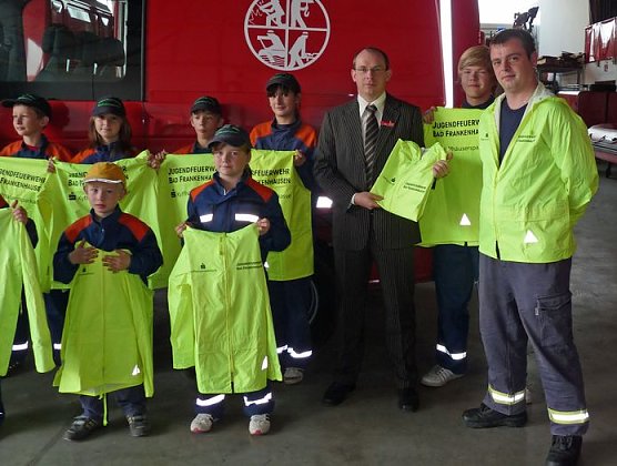 &Uuml;bergabe von Allwetterjacken (Foto: Karl-Heinz Herrmann)