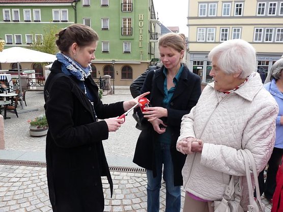 Kerzen entz&uuml;ndet (Foto: Karl-Heinz Herrmann)