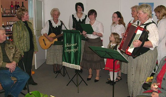 Ständchen der Bebraer Singvögel für Frau Waldheim (Foto: Karl-Heinz Herrmann) Ständchen der Bebraer Singvögel für Frau Waldheim (Foto: Karl-Heinz Herrmann)