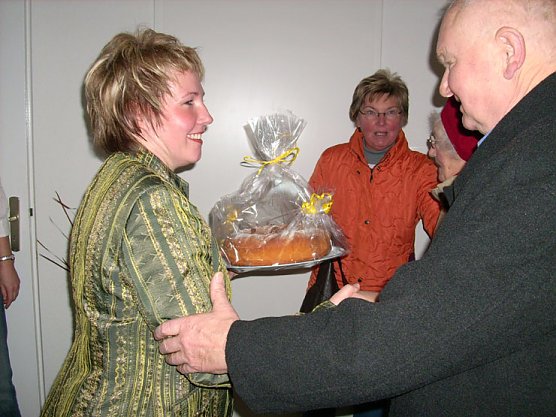 Patienten beglückwünschten Frau Waldheim (Foto: Karl-Heinz Herrmann) Patienten beglückwünschten Frau Waldheim (Foto: Karl-Heinz Herrmann)