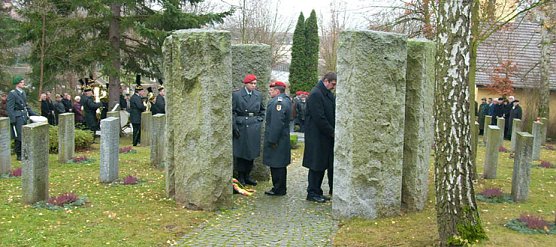 OberstL. Rudolpf und Bergermeister Joachim Kreyer im Ehrenhain (Foto: Karl-Heinz Herrmann)
