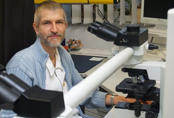 Dr. Holzwarth an seinem Arbeitsplatz (Foto: SHK)