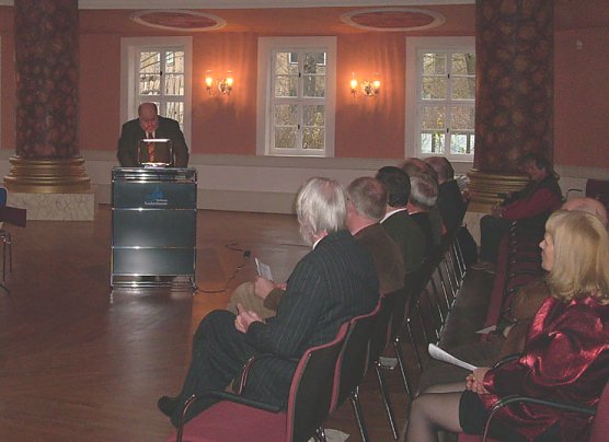 Th. Kultusminister bei seinem Grußwort (Foto: Karl-Heinz Herrmann) Th. Kultusminister bei seinem Grußwort (Foto: Karl-Heinz Herrmann)