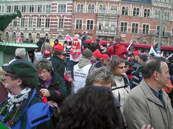 "Gerecht geht anders…" (Foto: Klaus Henze) "Gerecht geht anders…" (Foto: Klaus Henze)