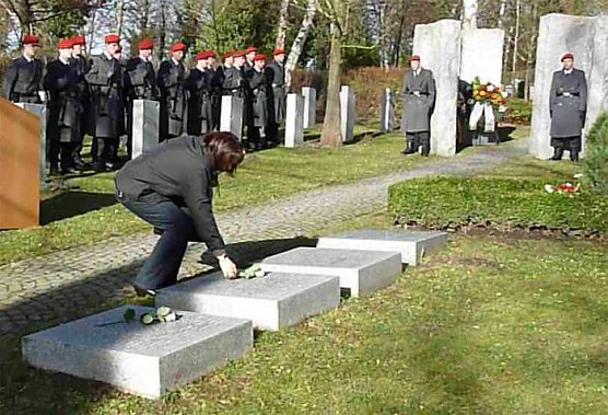 Feierliche Kranzniederlegung (Foto: Karl-Heinz Herrmann)