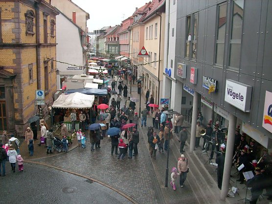 Blick in die Hauptstra&szlig;e zum 9. Stadtmarketingtag (Foto: Karl-Heinz Herrmann)