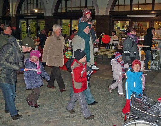 Laternenumzug und Feuerschau (Foto: Karl-Heinz Herrmann) Laternenumzug und Feuerschau (Foto: Karl-Heinz Herrmann)