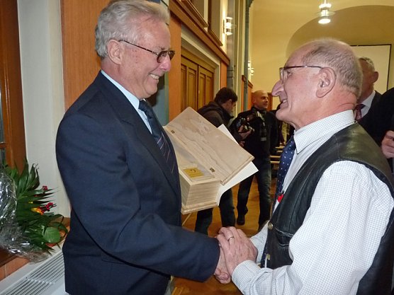 Ehrengabe erhalten (Foto: Karl-Heinz Herrmann)