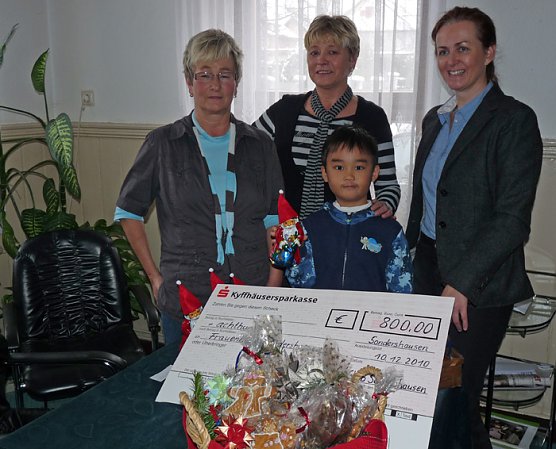 Spende &uuml;bergeben (Foto: Karl-Heinz Herrmann)