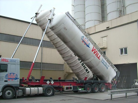 LKW Entladung von Filterstaub (Foto: Karl-Heinz Herrmann) LKW Entladung von Filterstaub (Foto: Karl-Heinz Herrmann)