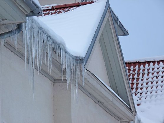 Eiszapfen am Haus der Kunst (Foto: Karl-Heinz Herrmann)