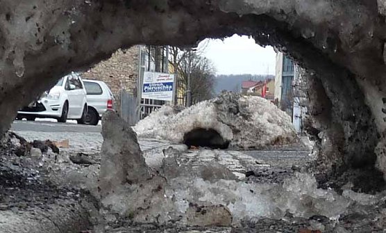 Schneebrücke in Sondershausen (Foto: Karl-Heinz Herrmann) Schneebrücke in Sondershausen (Foto: Karl-Heinz Herrmann)