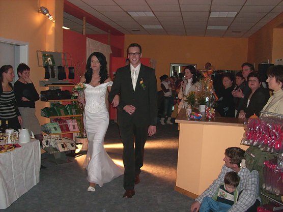 Modenschau bei Gesch&auml;ftser&ouml;ffnung (Foto: Karl-Heinz Herrmann)