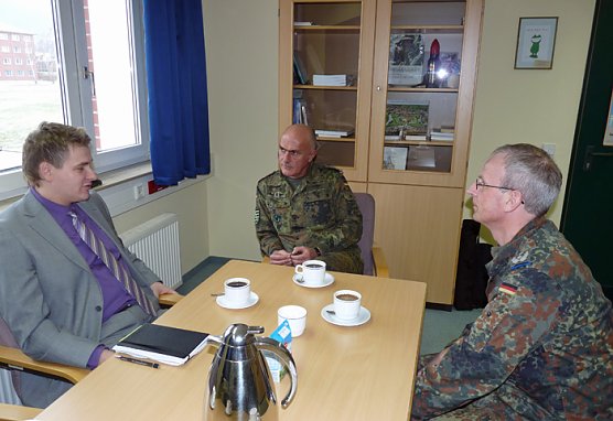 Brigadegeneral Kropf im Gespr&auml;ch mit B&uuml;rgermeister Strejc (Foto: Karl-Heinz Herrmann)
