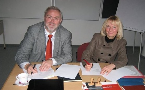 Unterzeichnung des Vertrages (Foto: kyf) Unterzeichnung des Vertrages (Foto: kyf)