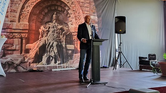Bild: Vorstand Peter Herbst bei seiner Begr&uuml;&szlig;ung