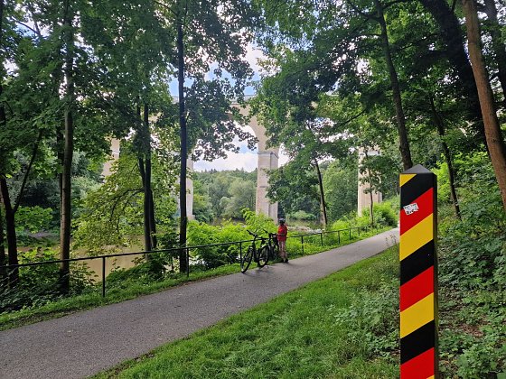 Immer entlang der Nei&szlig;e, zwischen Polen und Deutschland pendeln Foto: ch.g.