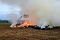 Brennende Strohballen zwischen Holz- und Kirchengel Brennende Strohballen zwischen Holz- und Kirchengel