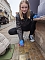 Engagierte Sch&uuml;lerinnen und Sch&uuml;ler reinigten am Tag des Gedenkens an die Opfer des Holocaust Stolpersteine in der Sondersh&auml;user Innenstadt