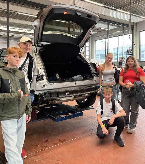 Bild: Sch&uuml;ler & Sch&uuml;lerinnen der &Ouml;stertalschule in der Werkstatt von Autohaus Peter