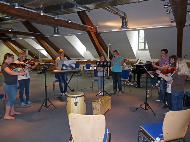 Bild: Musizieren und Reiten