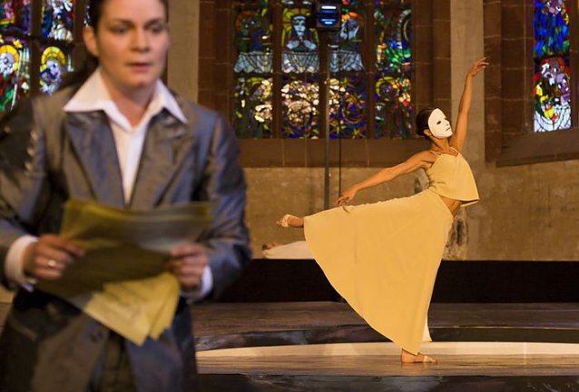 Bild: Theater in Kirche
