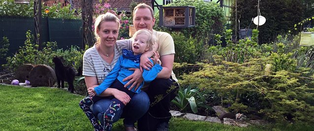Bild: Die Familie im Garten in Obergebra