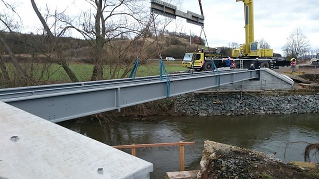 Bild: Br&uuml;ckenmontage f&uuml;r Unstrut-Werra-Radweg