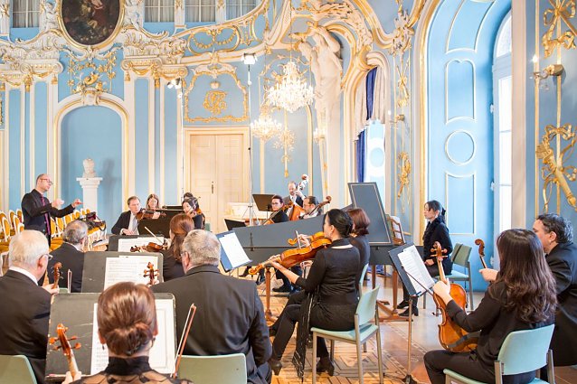 Bild: Das Loh-Orchester unter der Leitung von Henning Ehlert im Blauen Saal