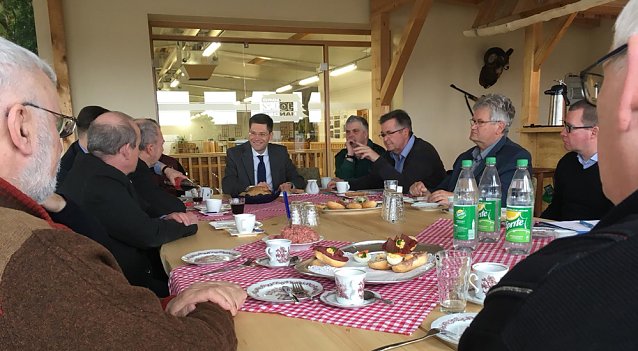 Bild: Ost- und Mittelstandsbeauftragter bei Firmenbesuch