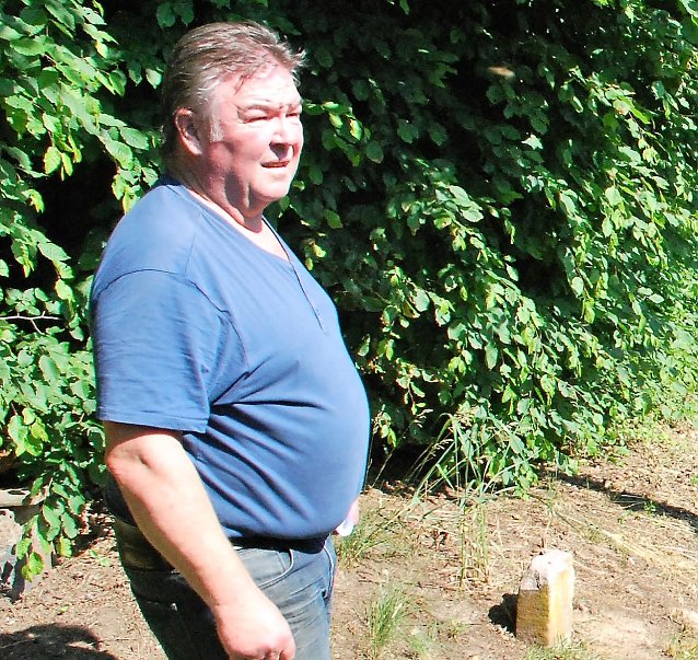 Bild: Uwe Daum betreut 4000 Hektar Forstfl&auml;che. Er fordert den Erhalt der Waldkante hinter sich.