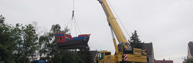 Bild: PLAYMOBIL-Aktivschiff leget in Greu&szlig;en an Am Montagvormittag hat in der Kita Sonnenk&auml;fer von Greu&szlig;en ein Piratenschiff angelegt...  .. und wartet nun auf seine Besatzung. Das neue Schiff ist ein einzigartiges Spielger&auml;t der Stiftung Kinderf&ouml;rderung von Playmobil, das die motorische Entwicklung von Kindern f&ouml;rdert und in Au&szlig;enanlagen von Kindereinrichtungen f&uuml;r Bewegung, Spielspa&szlig; und jede Menge Ab