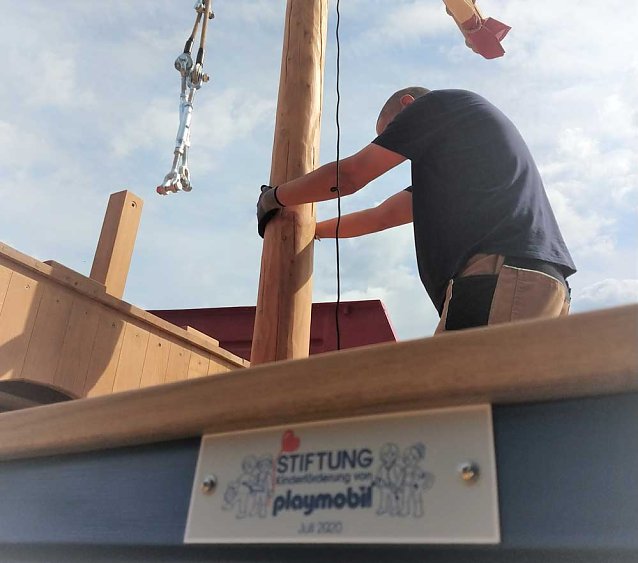 Bild: PLAYMOBIL-Aktivschiff leget in Greu&szlig;en an Am Montagvormittag hat in der Kita Sonnenk&auml;fer von Greu&szlig;en ein Piratenschiff angelegt...  .. und wartet nun auf seine Besatzung. Das neue Schiff ist ein einzigartiges Spielger&auml;t der Stiftung Kinderf&ouml;rderung von Playmobil, das die motorische Entwicklung von Kindern f&ouml;rdert und in Au&szlig;enanlagen von Kindereinrichtungen f&uuml;r Bewegung, Spielspa&szlig; und jede Menge Ab