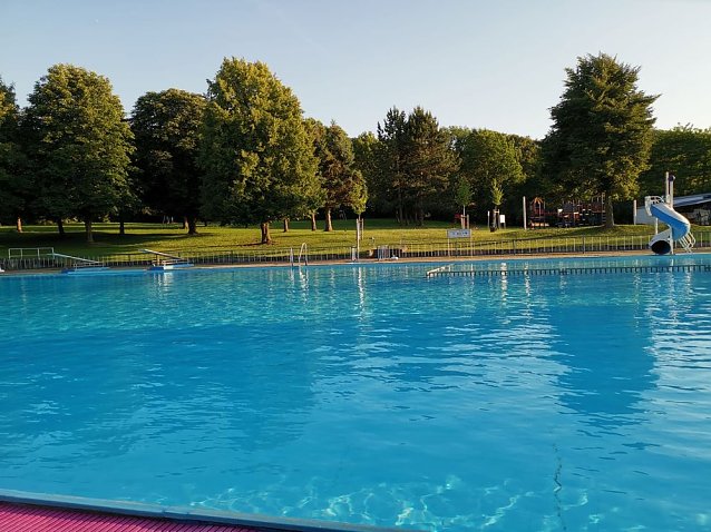 Bild: Schwimmbad Gro&szlig;furra er&ouml;ffnet