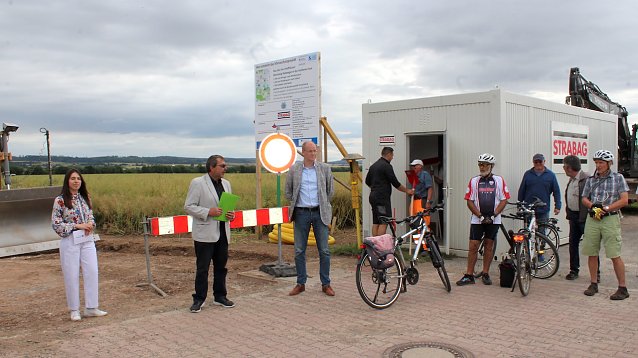 Bild: Politiker, Radfahrer und Bauarbeiter in trauter Runde. 