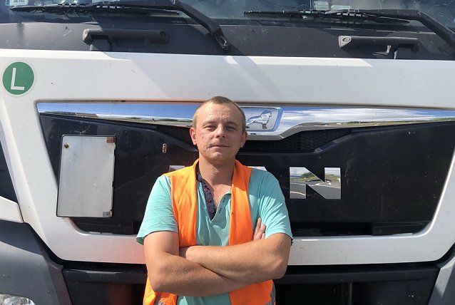 Bild: Andrej vor seinem defekten Truck