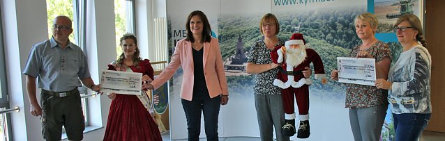 Bild: Spendenmittel aus Neujahrsempfang &uuml;bergeben
