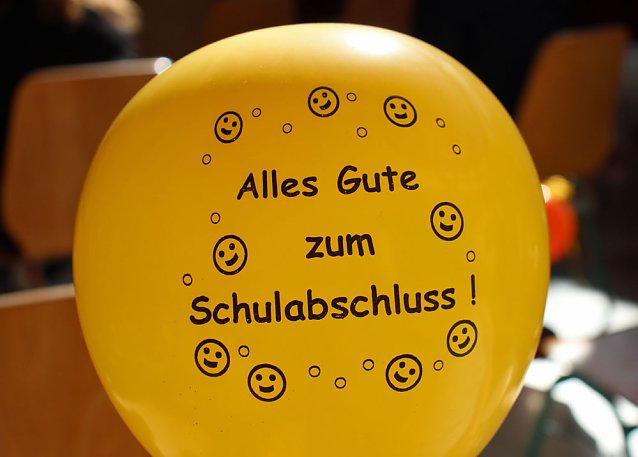 Bild: Abschlusszeugnisse &uuml;bergeben